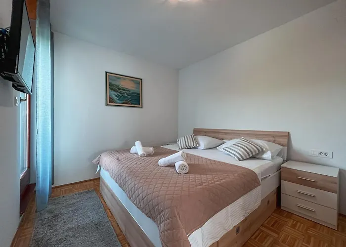 Large Apartment Felicita Near Center